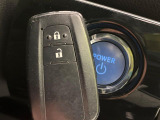 【スマートキー】カバンやポケットに入れたままでもドアの施錠・解錠が可能なスマートキーを装備。エンジンのオン・オフ時もカギを取り出す必要が無いからとっても便利です♪