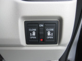 運転席の手元で両側スライドドアの開閉操作が可能です。