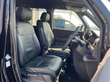 【黒革調シートカバー】運転席シート廻りは使用感も少なく、良好な状態となっています。丁寧に使われていたことがよくわかりますね。