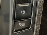 指先の操作でパーキングブレーキの「作動と解除」が行うことができる装備。ブレーキペダルから足を離しても停止し続けてくれるオートブレーキホールド機能。信号待ちなどの際には便利。ECO運転で低燃費走行♪