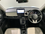 使いやすいレイアウトのダッシュボード周辺です。オートエアコンや小物入れなど嬉しい装備が満載です。