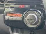 【オートエアコン】一度お好みの温度に設定すれば、車内の温度を検知し風量や温度を自動で調整。暑い&hellip;寒い&hellip;と何度もスイッチ操作をする必要はありません。快適な車内空間には必須の機能ですね♪