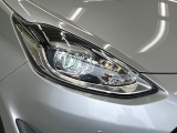 【LEDヘッドライト】悪天候や夜間走行時も良好な視界を確保し安心して運転できる高輝度LEDヘッドライトを装備!点灯速度が早く、消費電力も抑えられています。