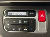 【フルオートエアコン】お好みの温度をセットするだけで、エアコンの風量などを自動でコントロールします。