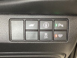 ハンドルの右側にHondaセンシング用のメインスイッチとパワーテールゲートスイッチがついています。パワーテールゲートスイッチは車内からでもテールゲートの開け閉めを電動でできます。