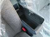 運転席と助手席の間にひじ掛け兼小物入れがついてます。