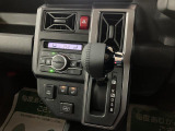 インパネにシフトレバーがあることで、車内空間の広さを確保♪シフト位置がハンドルに近いので操作性にも優れております!エアコンはオートエアコンになっています。