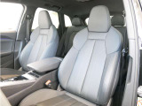 ひとたびシートに腰を沈めれば、ゆったりとした空間の広がりを感じさせてくれるAudiのキャビン
