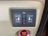 リアドアは乗り降りに便利な両側電動スライドドアです。また運転席に座っていながらスイッチ操作で自在にスライドドアを開け閉めできます。