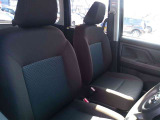 運転席脇を通り抜け、後部座席への移動が可能です