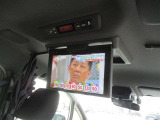 後席モニターつきです。