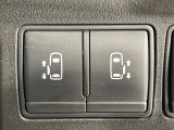【両側パワースライドドア】スマートキーや運転席のスイッチで後席両側スライドドアの開閉が可能♪電動だから力を入れてドアを開ける必要が無く、小さなお子様でも簡単に開け閉めでき快適です♪