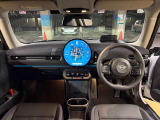 室内はMINIの世界観に包まれています
