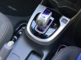 どのポジションにもワンアクションで操作できるフロアシフトに、パーキングブレーキは、使いやすいハンドタイプのサイドブレーキです。