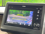 【バックカメラ】駐車時に後方がリアルタイム映像で確認できます。大型商業施設や立体駐車場での駐車時や、夜間のバック時に大活躍!運転スキルに関わらず、今や必須となった装備のひとつです!