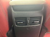 後部座席には、エアコンの吹き出し口があり、快適にお乗りいただけます。