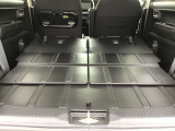 後部座席を倒すとかなりの広さがあり大きな荷物もラクラク積めますよ!