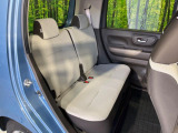 後部座席も気になるようなキズ・汚れやへたり等、大きなダメージはなく、良好な状態です。