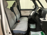 足元広々としたフロントシート!!運転しやすいですよ☆