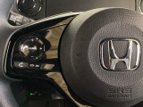 ステアリングスイッチがついていますので、オーディオのチャンネル変更、ボリューム、ジャンル変更が操作可能です。ハンドルから手を離さず安全に操作できます。