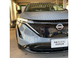 対向車がいてもハイビームを維持できるアダプティブLEDヘッドライト。先行車や対向車の有無に応じてハイビームの照射パターンを変化させ、常に視認性の高い状態が維持されます。