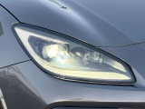 【LEDヘッドライト】悪天候や夜間走行時も良好な視界を確保し安心して運転できる高輝度LEDヘッドライトを装備!点灯速度が早く、消費電力も抑えられています。