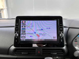 日産オリジナルナビゲーション(MM320D-L)装着車♪インパネにマッチするデザインに加え、9インチの大画面なので地図が大きく見え、操作性を高めます☆