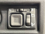 【電動格納ミラー】サイドミラーは電動格納式となっており、狭い駐車場でもキズがつくリスクを抑えられます。
