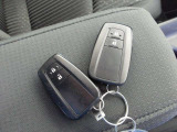 スマートキー2本付き!キーをポケットやカバンに入れておくだけでドアの施錠・開錠やエンジンスタートの操作が簡単です!