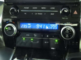 運転席・助手席・独立型オートエアコン。運転席とパートナー別々の温度設定ができ快適なドライブが楽しめます!高級グレードの証ですね!