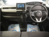 運転にかかわる様々な操作を安全に行えるように視点移動が少なく、操作性に配慮されたスイッチ類が凝縮されたコクピットです。