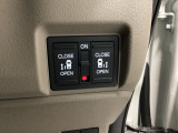 【両側パワースライドドア】です。リモコンや運転席のスイッチ操作で楽々自動開閉。