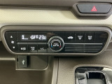 オートエアコンで、毎日のドライブを快適に。温度、風量を自動で調整し、理想的な車内環境を提供します。