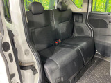後部座席も気になるようなキズ・汚れやへたり等、大きなダメージはなく、良好な状態です。