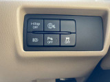 運転席手元のボタン操作部です。