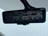 【デジタルルームミラー】車両後方カメラの映像をルームミラーに映すことが出来ます。 そのため、後席に人や荷物があって後方が見えづらい場合でもしっかり視界を確保することが出来ます。