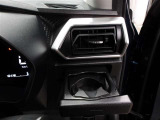 運転席のカップホルダーはエアコンの吹き出し口の前にありますので冷やしたり温めたり出来ます☆