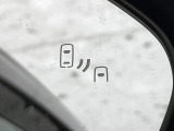 【ブラインドスポットモニター】走行中、ドアミラーの死角になりやすい箇所に後続車が接近するとサイドミラーのレンズに警告を表示!ドライバーに注意喚起をしてくれます。