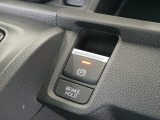 【電子制御パーキングブレーキ】スイッチ操作でパーキングブレーキをオン/オフ。発進時、運転席のシートベルトが着用されている時アクセルを踏めば自動的に解除されます。