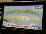 後方の見える安心をお届けするバックガイドモニター付:バックするときのアシストラインもあって楽々バック!車庫入れや縦列駐車をサポートし、苦手な駐車も安心です!今やもう手放せない装備ですネ♪