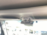 オーバーヘッドシェルフが付いています。ティッシュや書類等が収納できるので、車内をスッキリ保てます。