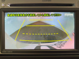 【バックカメラ】ギアをリバースに入れれば自動的にモニターが切り換わるので、車庫入れや後退確認がラクラク OKです!