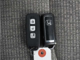 ◆スマートキー◆カギをバッグやポケットに入れたままでもドアロックの開閉ができる『スマートキー』付き!雨天や暗くなってもカギを取り出す必要がなくドアの開錠&エンジンも始動できます