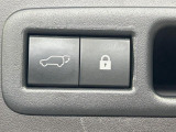 【パワーバックドア】スマートキーや運転席のボタンを押すだけでリアゲートが自動で開閉します!荷物を持っている時や、高い位置にあるバックドアを閉める際に便利な機能です♪