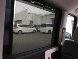 後席には、日射しのさしこみをやわらげてくれるロールサンシェイドが付いています。