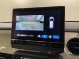 リバースギアに入れるだけで後方の表示へ切り替わります。夜間や雨の日の駐車も楽になりますよ。