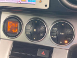 【オートエアコン】一度お好みの温度に設定すれば、車内の温度を検知し風量や温度を自動で調整。暑い&hellip;寒い&hellip;と何度もスイッチ操作をする必要はありません。快適な車内空間には必須の機能ですね♪