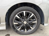 純正アルミホイール装着車です。