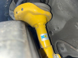 【ビルシュタイン製ダンパー】高速走行時の車両安定性を向上させてくれる人気の装備。街乗りの乗り心地も犠牲にせず、スポーティな走行をお楽しみいただけます♪