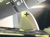 【パドルシフト】ハンドルから手を離さずに素早くシフトアップ&ダウンができるので、エンジンブレーキを使う下り坂や高速道路の合流で加速したい場面で役立ちます。